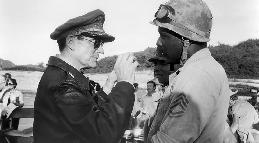 Richard Roundtree w/Laurence Olivier | "Inchon" (1981)